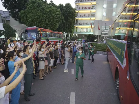 Sau 12 tiếng kêu gọi, 1500 thầy trò trường y cấp tốc lên đường trong đêm chi viện cho TPHCM