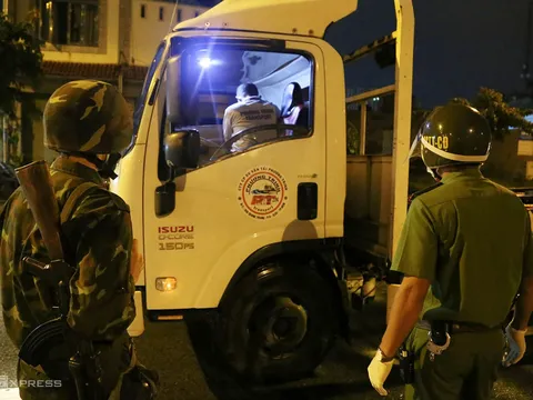 Hơn 500 chiến sĩ Sư đoàn bộ binh 5 làm nhiệm vụ kiểm soát phòng dịch ở TP.HCM trong đêm