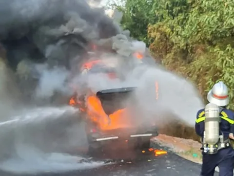 Cháy xe chở công nhân hết hạn cách ly, 12 người thoát nạn