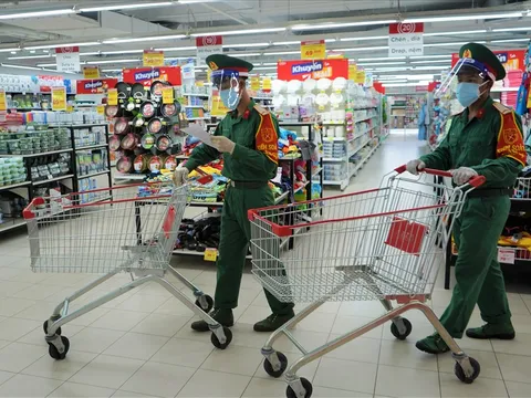 Hình ảnh các chiến sĩ tất bật đi chợ giúp người dân ở TP.HCM