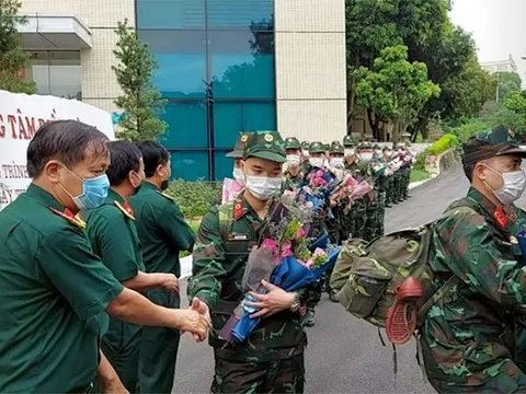 Hàng trăm thầy thuốc quân dân y tiếp tục lên đường vào 'tuyến lửa', quyết tâm ngăn chặn, đẩy lùi đại dịch COVID-19