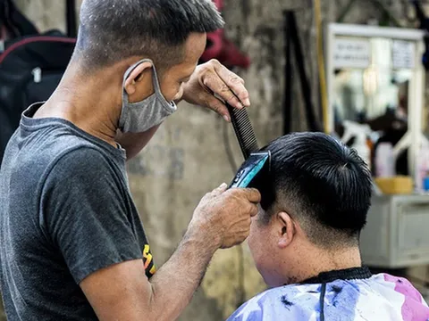 Thượng úy công an bị đình chỉ công tác vì đi lấy ráy tai trong lúc giãn cách