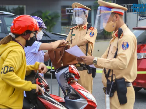 Hà Nội ngày đầu áp dụng phân vùng: Chốt kiểm soát vùng đỏ ùn tắc nhẹ, nhiều người dân chưa có giấy đi đường mẫu mới