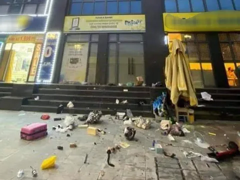 Mâu thuẫn gia đình, chồng thẳng tay ném đồ đạc của vợ từ tầng 25 xuống đất