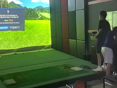 Bắt quả tang 25 người tập đánh golf trong Trung tâm Thương mại ở Hà Nội