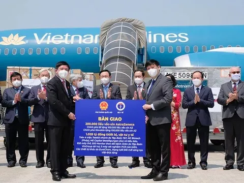 Bộ trưởng Bộ Y tế tiếp nhận 200.000 liều vaccine COVID-19