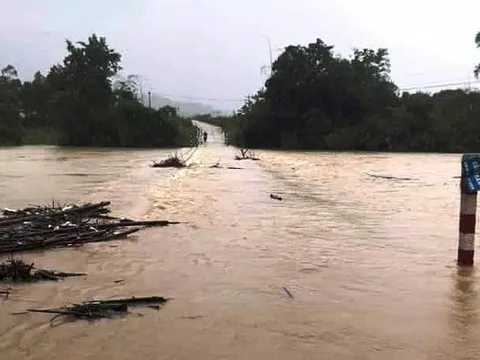 Thai phụ bị nước lũ cuốn trôi trên đường đi chợ bán cà chua