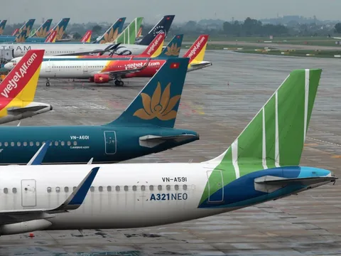 Hà Nội tiếp tục dừng các chuyến bay thương mại, tàu hỏa chở khách