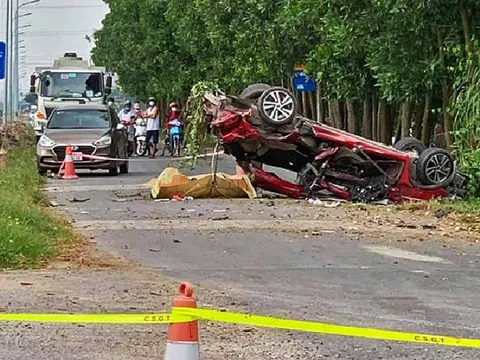 Va chạm với xe tải, ô tô 5 chỗ biến dạng, lật ngửa giữa đường, 3 người chết