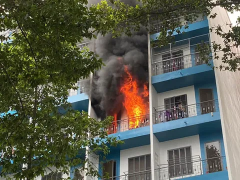 Cháy ký túc xá Đại học Kinh tế TP.HCM, sinh viên hoảng loạn tháo chạy