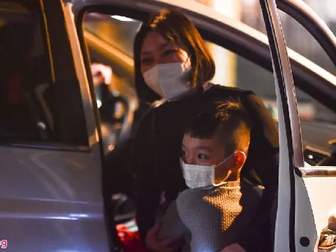 Người dân vui mừng tại thời điểm bệnh viện Việt Đức được gỡ bỏ phong toả