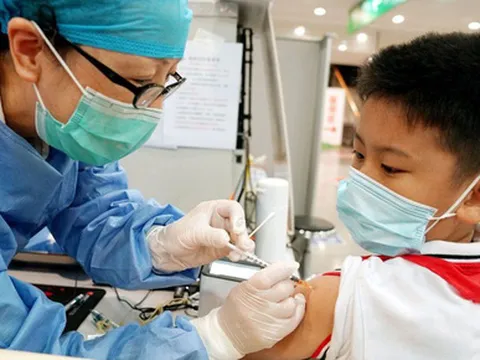 Bộ GDĐT nói gì về việc triển khai kế hoạch tiêm vaccine cho trẻ em từ 12-17 tuổi?