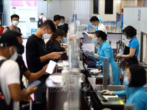Từ 29/10, hành khách đi máy bay chỉ cần khai báo y tế điện tử