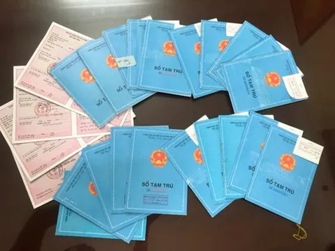 Hà Nội: Cựu cảnh sát khu vực làm giả hàng loạt sổ tạm trú để bán