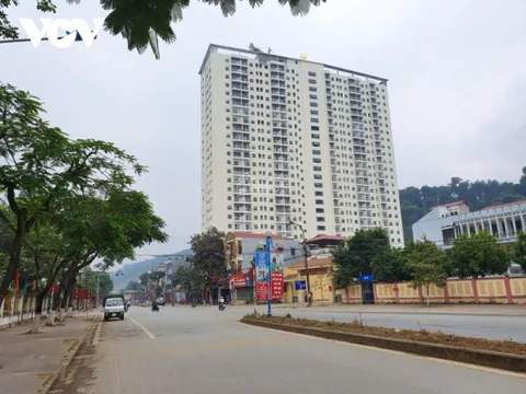 Lào Cai: Bé trai 5 tuổi rơi từ tầng 15 chung cư xuống tử vong