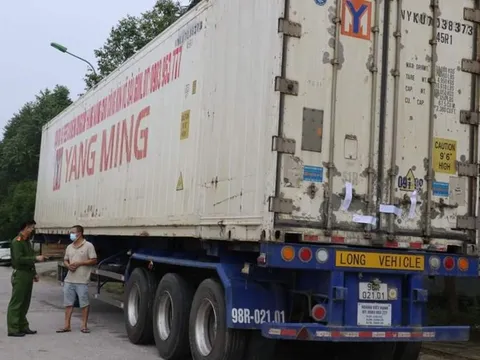 Nghệ An: Bắt giữ container chở hàng ngàn chai rượu ngoại không rõ nguồn gốc