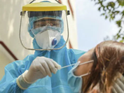 Ca COVID-19 cộng đồng tăng nhanh, Hà Nội khẩn tìm người tới trường đại học, nhà hàng, công ty có F0