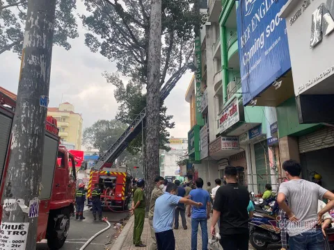 Cháy căn nhà 5 tầng ở TP.HCM, giải cứu nhiều người mắc kẹt