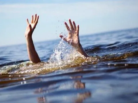 Điều tra vụ hai cháu nhỏ tử vong dưới ao, bà nội mất tích