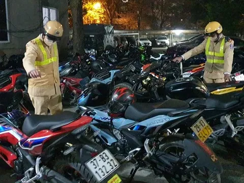 Hà Nội: Vây bắt hàng chục thanh niên điều khiển xe máy rú ga, lạng lách trên đường