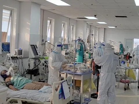 Thủ tướng yêu cầu quản lý chặt chẽ nhóm nguy cơ cao, tăng cường công tác điều trị, giảm ca chuyển nặng, tử vong do COVID-19