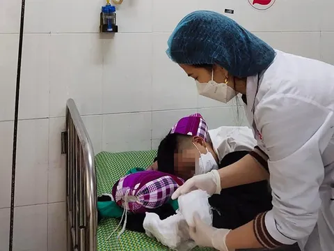 Điện thoại phát nổ khi sạc pin, nam sinh 14 tuổi bị dập nát bàn tay