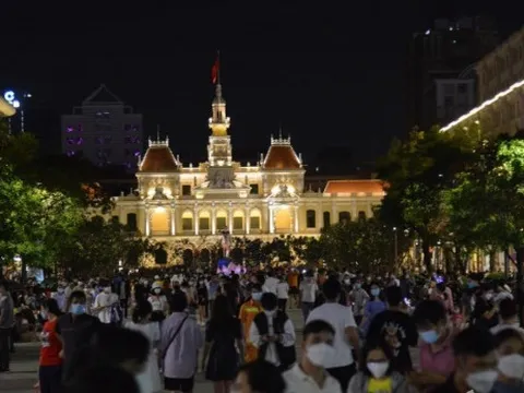 TP.HCM: 'Biển người' san sát nhau ở phố đi bộ Nguyễn Huệ, cùng chào đón năm mới 2022