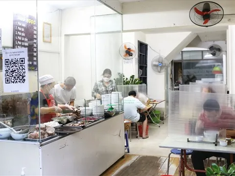 Cho phép hàng quán ăn uống phục vụ tại chỗ ở 5 địa bàn thuộc quận Hoàn Kiếm