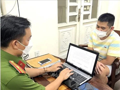 Bắt khẩn cấp 'tú ông' điều hành đường dây môi giới có 200 gái bán dâm