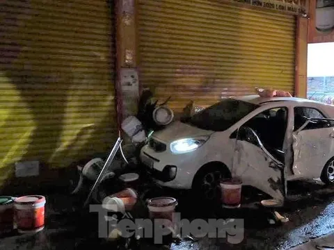 Bình Dương: Ô tô tông liên hoàn 2 xe máy rồi lao vào tiệm sơn làm 3 người bị thương