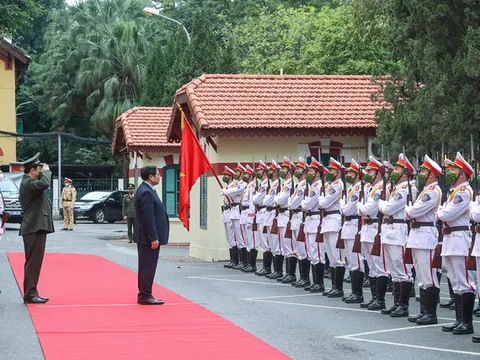 Thủ tướng Phạm Minh Chính: ‘Đi từng ngõ, gõ từng nhà, rà từng người xem có thiếu Tết’
