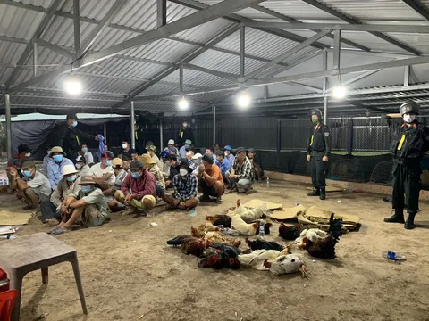 Tiền Giang: Triệt phá sới bạc quy mô lớn có khoảng 200 đối tượng tụ tập