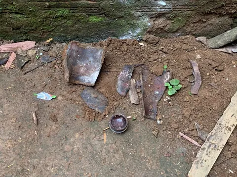 Mang bom từ rẫy về nhà cất giấu, người đàn ông tử vong