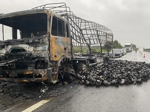 Xe tải bất ngờ bốc cháy dữ dội trên cao tốc Nội Bài – Lào Cai