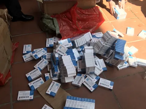 Bắt đối tượng vận chuyển 400 hộp thuốc hỗ trợ điều trị COVID-19 nhập lậu từ Trung Quốc