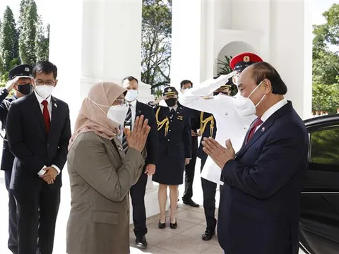 Tổng thống Singapore chủ trì lễ đón trọng thể Chủ tịch nước Nguyễn Xuân Phúc