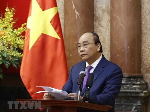 Chủ tịch nước Nguyễn Xuân Phúc: Tiếp tục quan tâm, chăm lo nhiều hơn nữa đến đội ngũ y bác sĩ, cán bộ y tế