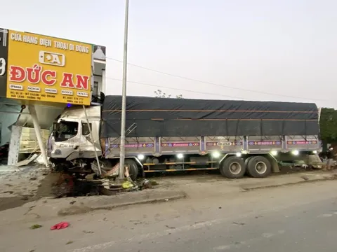 Ô tô tải mất lái lao vào cửa hàng bên đường, 1 người tử vong