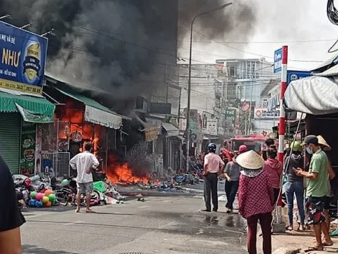 Bình Dương: Giải cứu 2 người trong đám cháy ở chợ Dĩ An