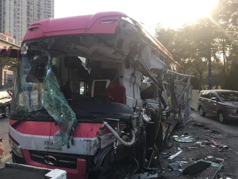 TP.HCM: Xe khách tông vào đuôi xe bồn, 3 người bị thương