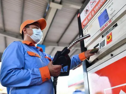 Giá xăng giảm hơn 600 đồng từ 15h hôm nay