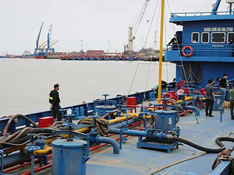 Nghệ An: Phát hiện tàu chở 1 triệu lít xăng dầu không rõ nguồn gốc