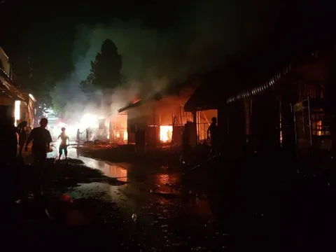 Cháy trung tâm thương mại ở An Giang, 40 kiốt bị thiêu rụi