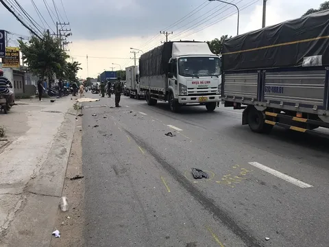 Va chạm xe đầu kéo, hai vợ chồng đi xe máy tử vong