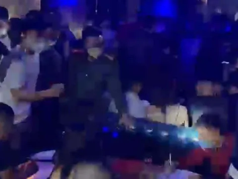 Đột kích quán bar phố cổ Hà Nội phát hiện 70 người dương tính với ma túy