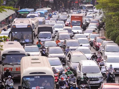 Người dân nườm nượp về quê nghỉ lễ Giỗ Tổ Hùng Vương, cửa ngõ Hà Nội ùn tắc kéo dài