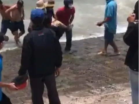 Vũng Tàu: Nhóm công nhân bị sóng cuốn khi đi tắm biển, 1 người tử vong