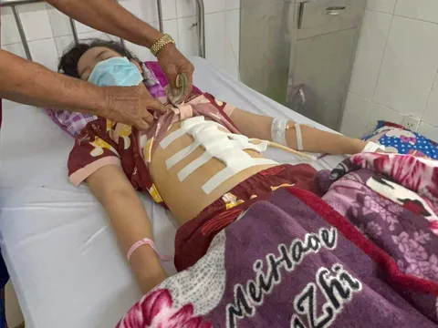 Gã cha dượng đánh con riêng 16 tuổi của vợ nhập viện ra đầu thú