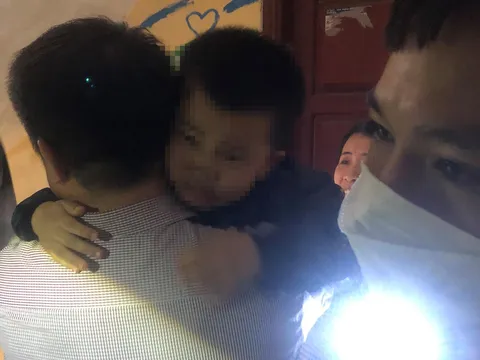 Hà Nội: Giải cứu bé trai 4 tuổi mắc kẹt dưới hố thang máy