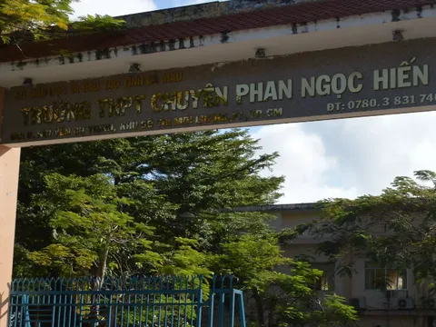 Xác minh thông tin 'Hiệu phó bắt học sinh ăn thức ăn đã quăng vào thùng rác'